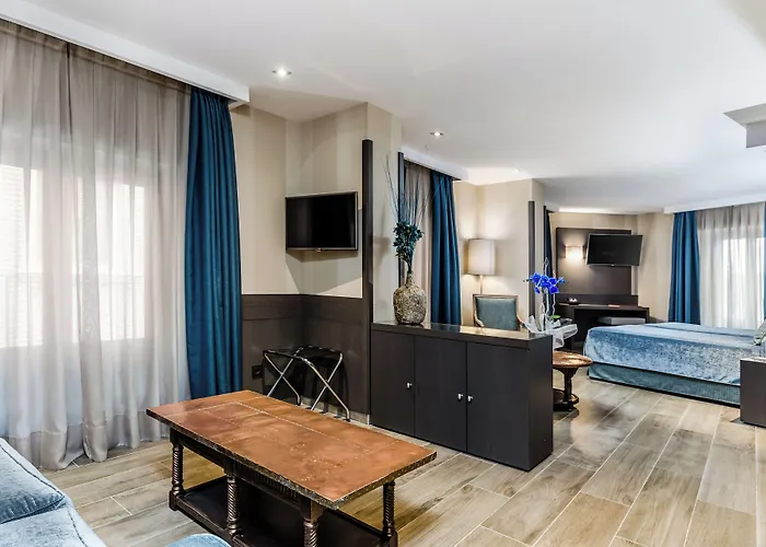 Hotel Reina Cristina 4*